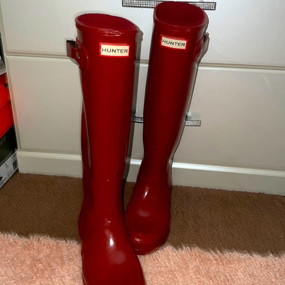 Tall, red HUNTER rain boots size 8. (womens)